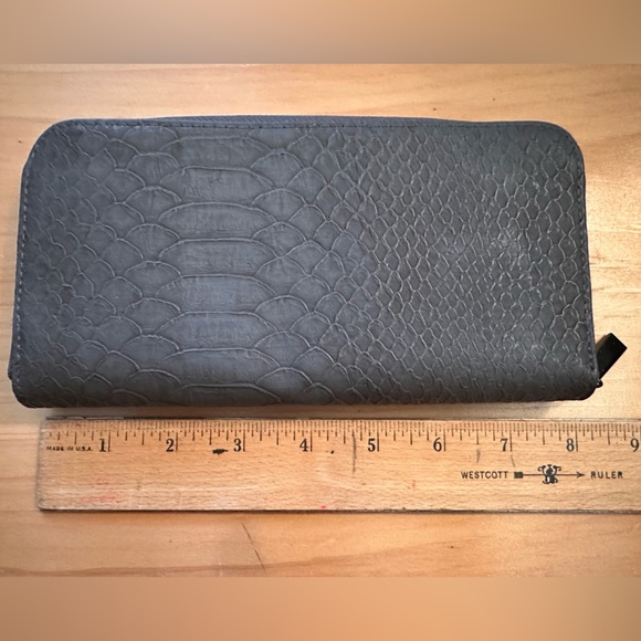 GUC Crocodile Embossed Half Zip Around Wallet - Picture 3 of 4